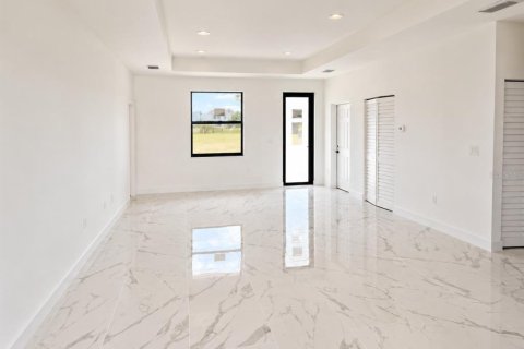 House in Cape Coral, Florida 4 bedrooms, 168.25 sq.m. № 2107868 - photo 6
