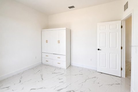 House in Cape Coral, Florida 4 bedrooms, 168.25 sq.m. № 2107868 - photo 10