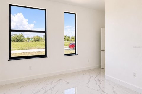 House in Cape Coral, Florida 4 bedrooms, 168.25 sq.m. № 2107868 - photo 15