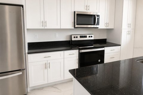 House in Cape Coral, Florida 4 bedrooms, 168.25 sq.m. № 2107868 - photo 8