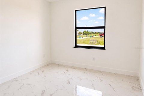 House in Cape Coral, Florida 4 bedrooms, 168.25 sq.m. № 2107868 - photo 13