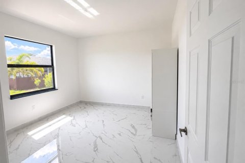 House in Cape Coral, Florida 4 bedrooms, 168.25 sq.m. № 2107868 - photo 9