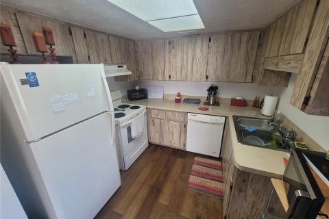 Condo in Punta Gorda, Florida, 2 bedrooms № 2217975 - photo 5