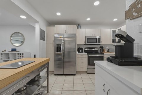 Condo in Pembroke Pines, Florida, 2 bedrooms № 2187023 - photo 10