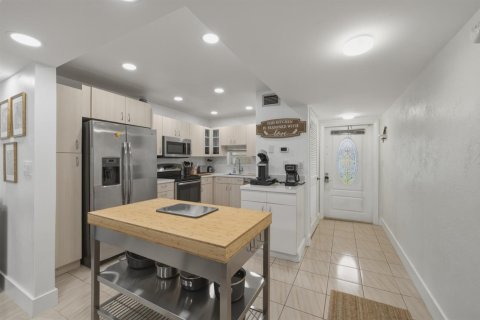 Condo in Pembroke Pines, Florida, 2 bedrooms № 2187023 - photo 2