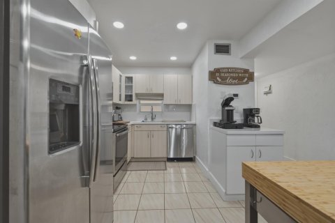 Condo in Pembroke Pines, Florida, 2 bedrooms № 2187023 - photo 11