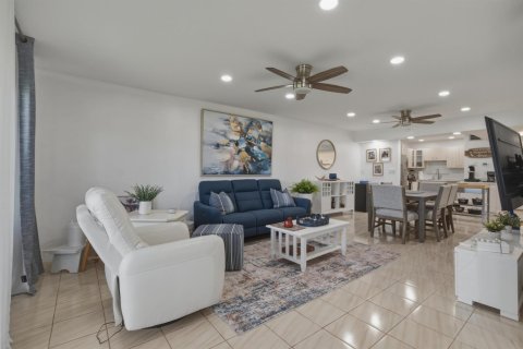Condo in Pembroke Pines, Florida, 2 bedrooms № 2187023 - photo 4