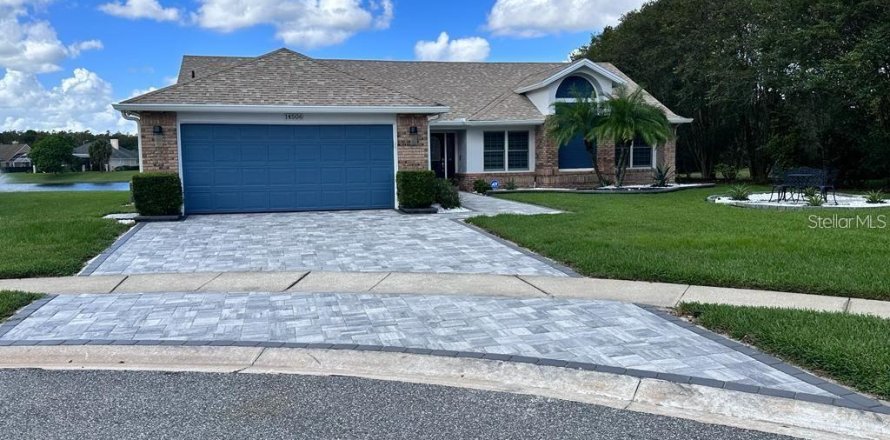 House in Orlando, Florida 3 bedrooms, 168.71 sq.m. № 2217430