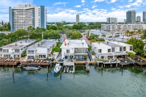 Touwnhouse à louer à Miami Beach, Floride: 3 chambres, 151.62 m2 № 2076046 - photo 2