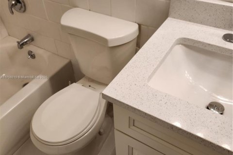 Townhouse in Pembroke Pines, Florida 2 bedrooms, 79.52 sq.m. № 1860377 - photo 9