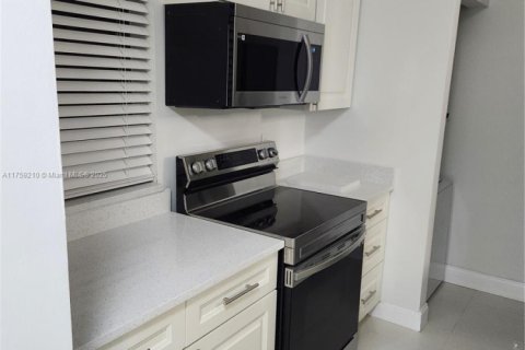 Townhouse in Pembroke Pines, Florida 2 bedrooms, 79.52 sq.m. № 1860377 - photo 2