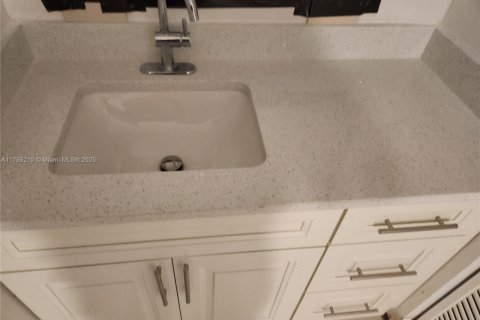 Townhouse in Pembroke Pines, Florida 2 bedrooms, 79.52 sq.m. № 1860377 - photo 10