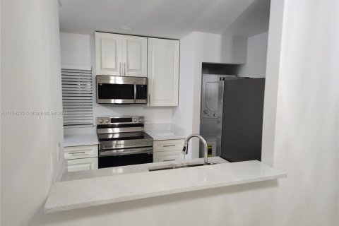 Townhouse in Pembroke Pines, Florida 2 bedrooms, 79.52 sq.m. № 1860377 - photo 1