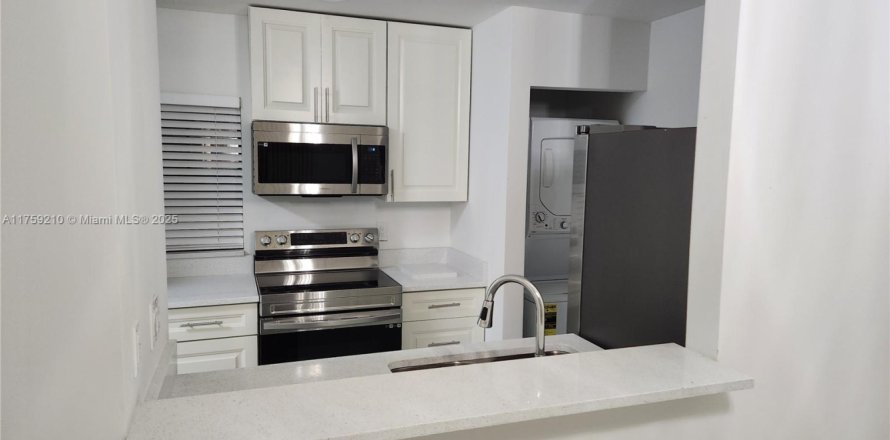 Townhouse in Pembroke Pines, Florida 2 bedrooms, 79.52 sq.m. № 1860377