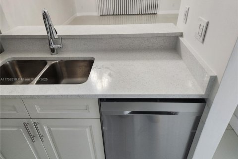 Townhouse in Pembroke Pines, Florida 2 bedrooms, 79.52 sq.m. № 1860377 - photo 4