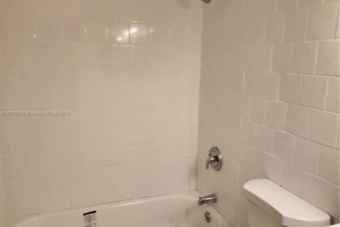Townhouse in Pembroke Pines, Florida 2 bedrooms, 79.52 sq.m. № 1860377 - photo 7