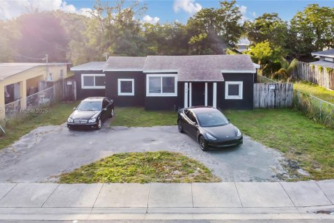 House in Fort Lauderdale, Florida 3 bedrooms, 119.01 sq.m. № 1762723 - photo 1