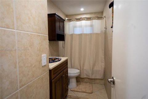 House in Miami, Florida 4 bedrooms, 175.96 sq.m. № 2010392 - photo 26