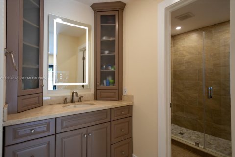 House in Miami, Florida 4 bedrooms, 175.96 sq.m. № 2010392 - photo 20