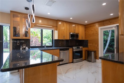 House in Miami, Florida 4 bedrooms, 175.96 sq.m. № 2010392 - photo 12