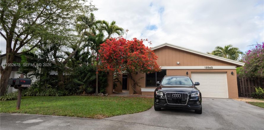 House in Miami, Florida 4 bedrooms, 175.96 sq.m. № 2010392