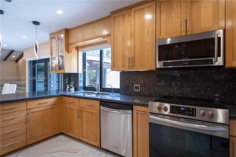 House in Miami, Florida 4 bedrooms, 175.96 sq.m. № 2010392 - photo 13