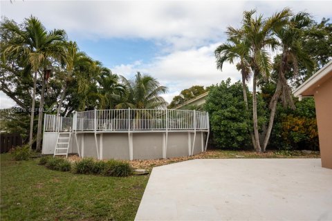 House in Miami, Florida 4 bedrooms, 175.96 sq.m. № 2010392 - photo 29