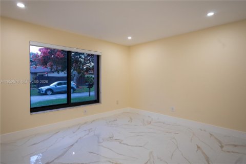 House in Miami, Florida 4 bedrooms, 175.96 sq.m. № 2010392 - photo 24