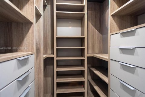 House in Miami, Florida 4 bedrooms, 175.96 sq.m. № 2010392 - photo 19