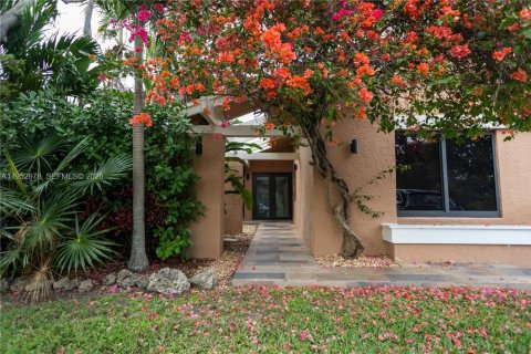 House in Miami, Florida 4 bedrooms, 175.96 sq.m. № 2010392 - photo 2