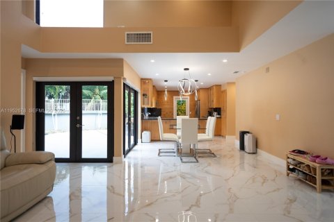 House in Miami, Florida 4 bedrooms, 175.96 sq.m. № 2010392 - photo 9