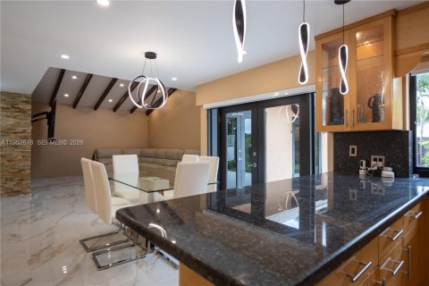 House in Miami, Florida 4 bedrooms, 175.96 sq.m. № 2010392 - photo 16
