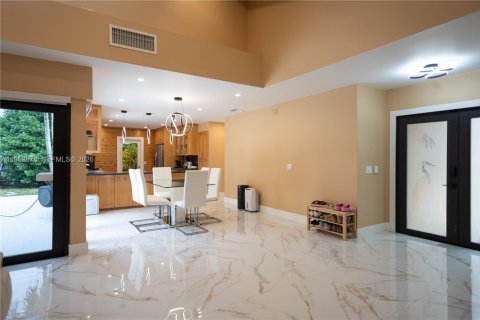 House in Miami, Florida 4 bedrooms, 175.96 sq.m. № 2010392 - photo 10