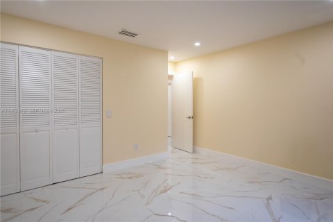 House in Miami, Florida 4 bedrooms, 175.96 sq.m. № 2010392 - photo 23