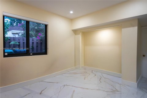 House in Miami, Florida 4 bedrooms, 175.96 sq.m. № 2010392 - photo 27