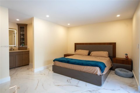 House in Miami, Florida 4 bedrooms, 175.96 sq.m. № 2010392 - photo 17