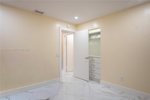 House in Miami, Florida 4 bedrooms, 175.96 sq.m. № 2010392 - photo 25