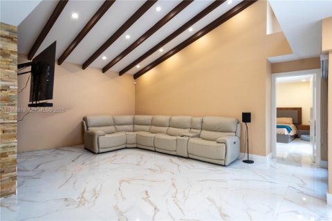 House in Miami, Florida 4 bedrooms, 175.96 sq.m. № 2010392 - photo 8