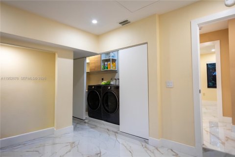 House in Miami, Florida 4 bedrooms, 175.96 sq.m. № 2010392 - photo 28