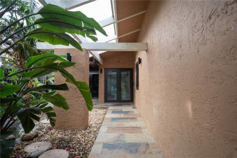 House in Miami, Florida 4 bedrooms, 175.96 sq.m. № 2010392 - photo 3