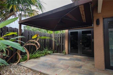 House in Miami, Florida 4 bedrooms, 175.96 sq.m. № 2010392 - photo 5