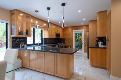 House in Miami, Florida 4 bedrooms, 175.96 sq.m. № 2010392 - photo 11