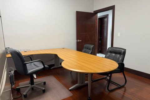 Купить коммерческую недвижимость в Майами, Флорида № 1985599 - фото 11