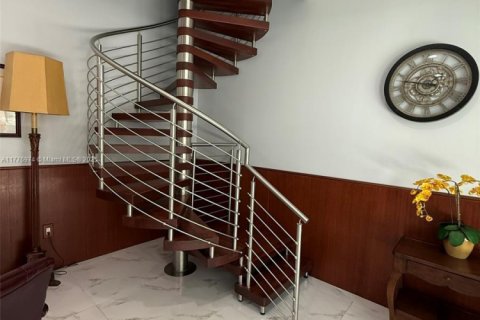 Купить коммерческую недвижимость в Майами, Флорида № 1985599 - фото 7