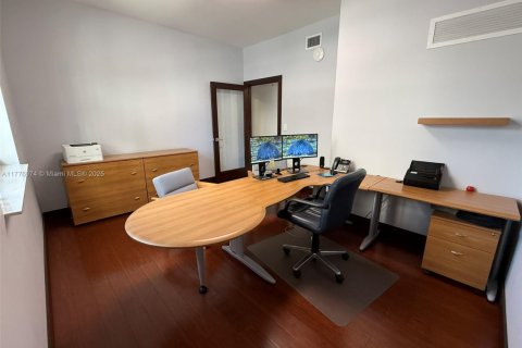 Купить коммерческую недвижимость в Майами, Флорида № 1985599 - фото 12