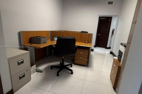 Купить коммерческую недвижимость в Майами, Флорида № 1985599 - фото 15