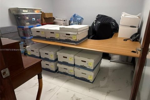 Купить коммерческую недвижимость в Майами, Флорида № 1985599 - фото 16