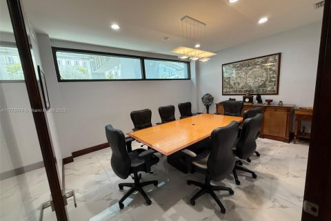 Купить коммерческую недвижимость в Майами, Флорида № 1985599 - фото 5