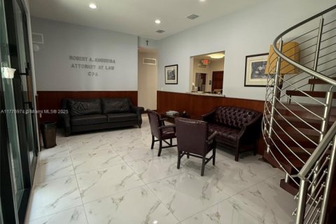 Купить коммерческую недвижимость в Майами, Флорида № 1985599 - фото 3