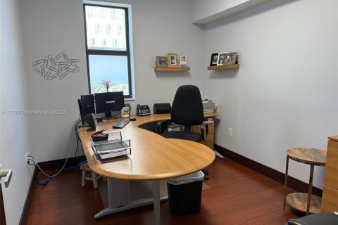 Купить коммерческую недвижимость в Майами, Флорида № 1985599 - фото 13